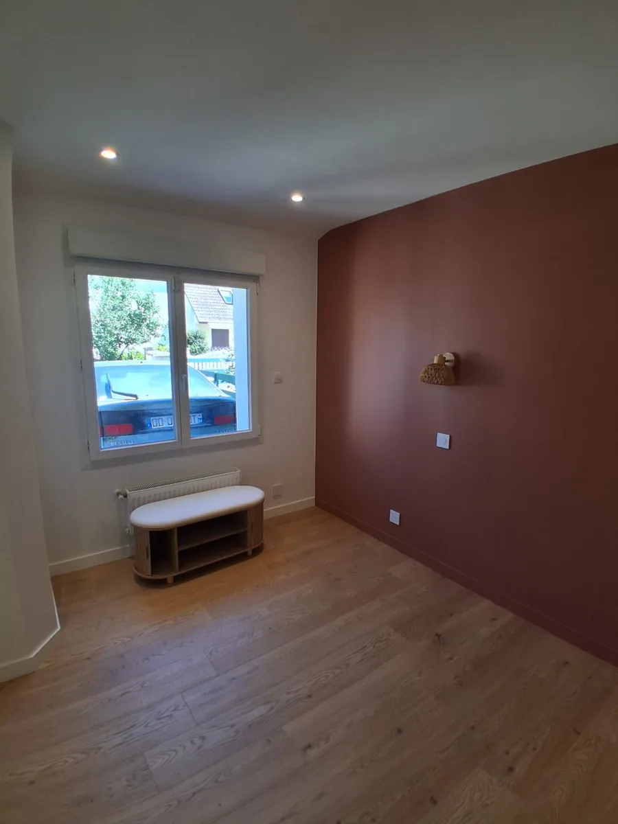 Mur peint en terracotta dans une chambre renovee en Essonne