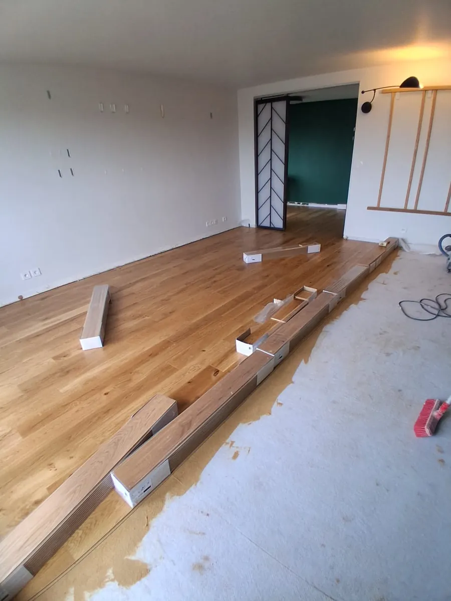 Pose de parquet contrecolle chene dans un sejour en Essonne