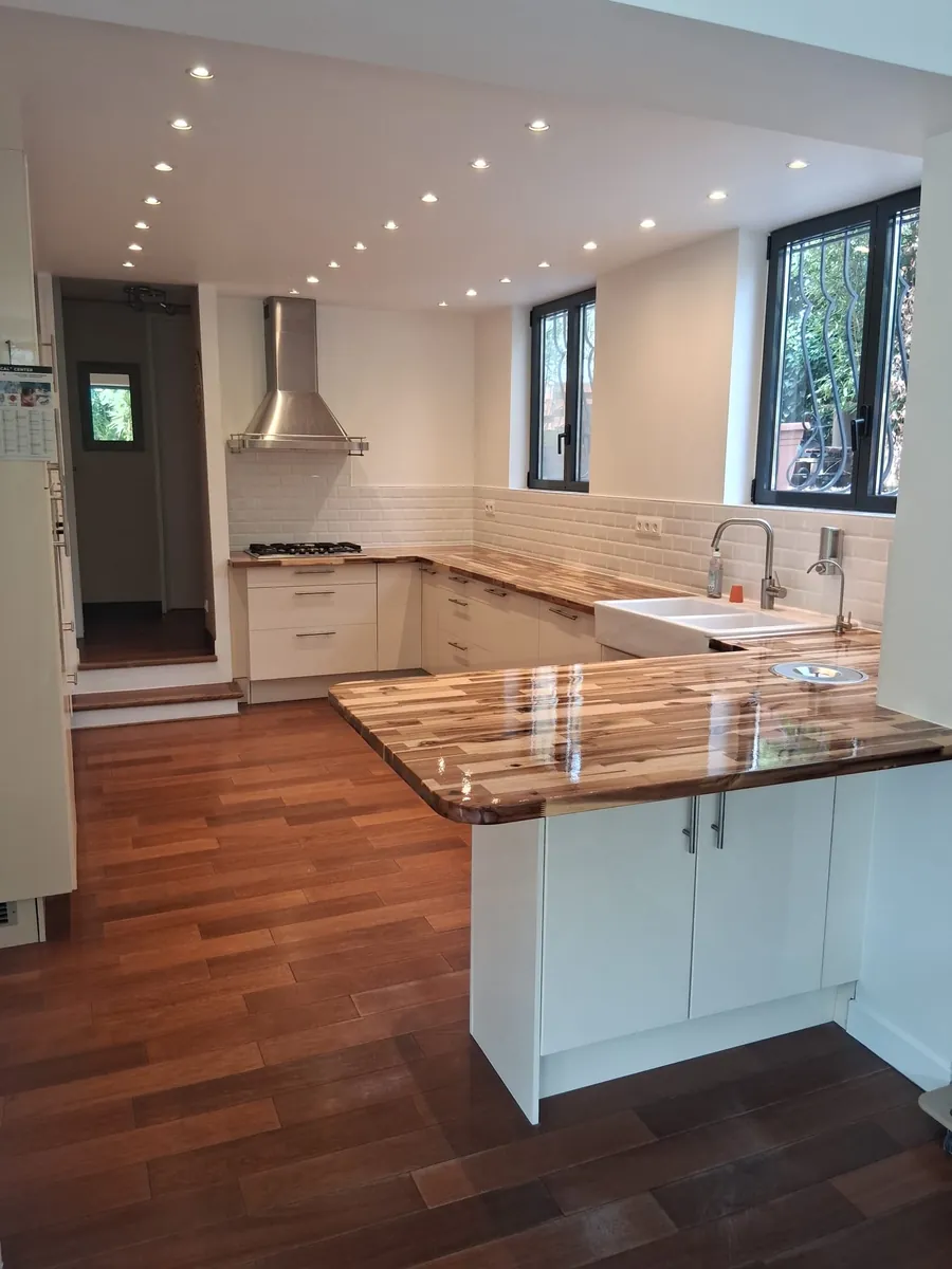 Cuisine renovee blanche avec plan de travail bois massif, en Essonne