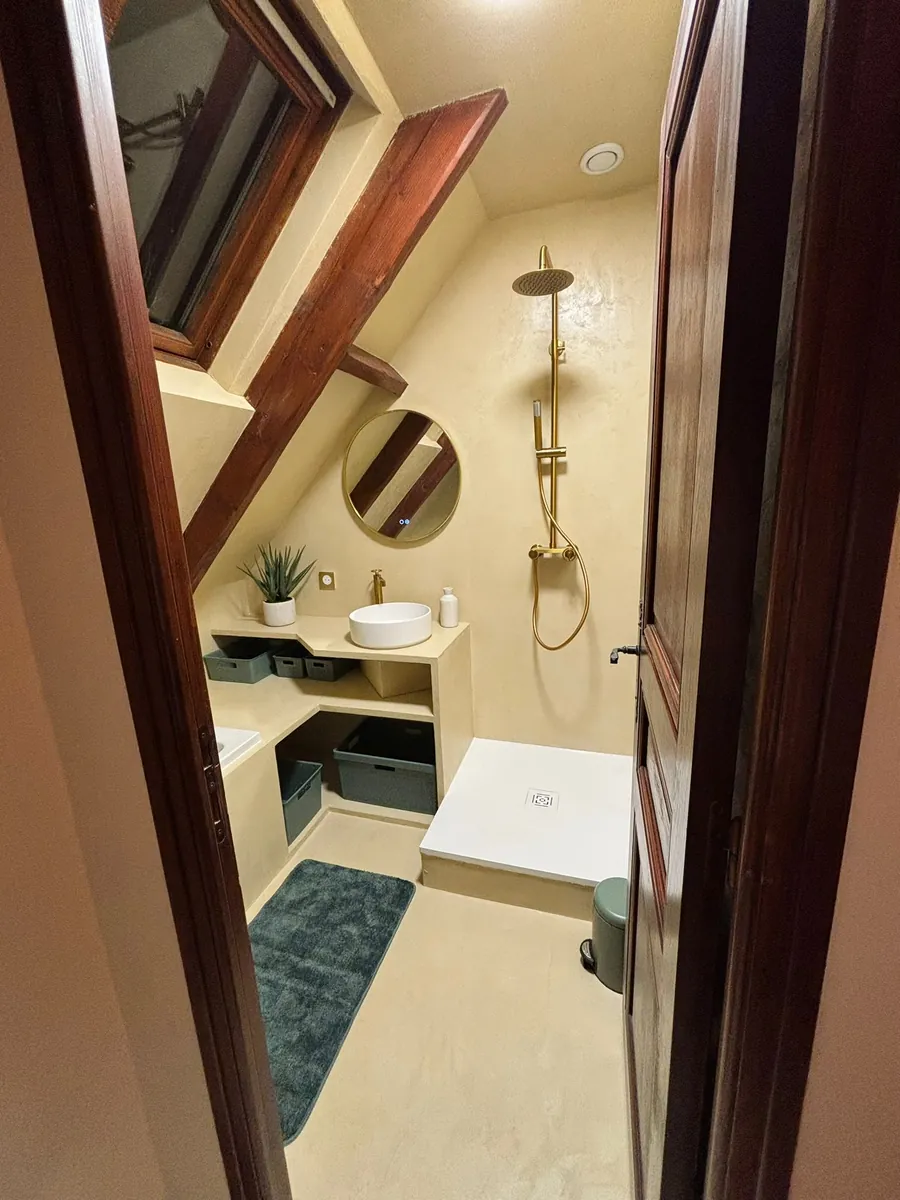 Salle de bain sous combles renovee en beton cire avec douche italienne, en Essonne