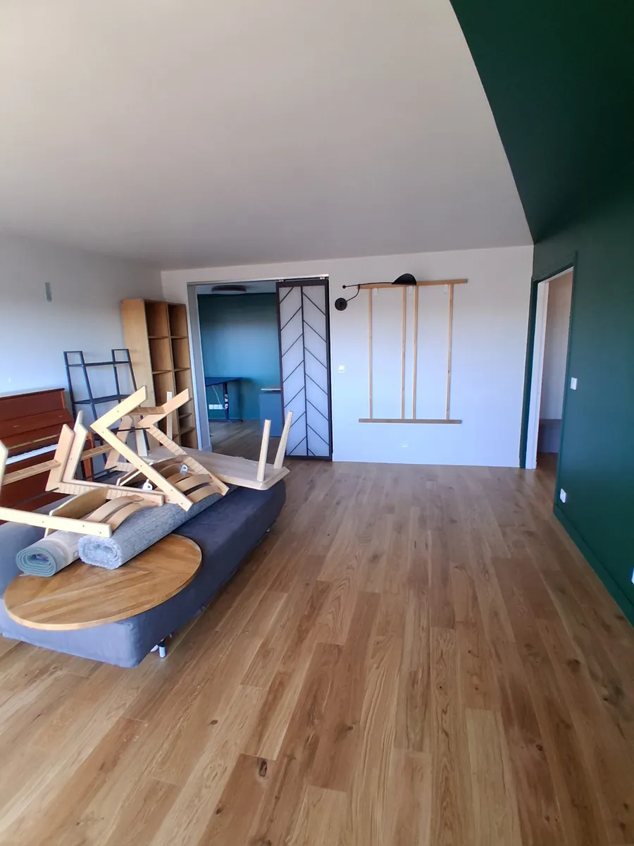 Sejour renove avec parquet contrecolle chene et mur vert, realisation ACOS Renov en Essonne